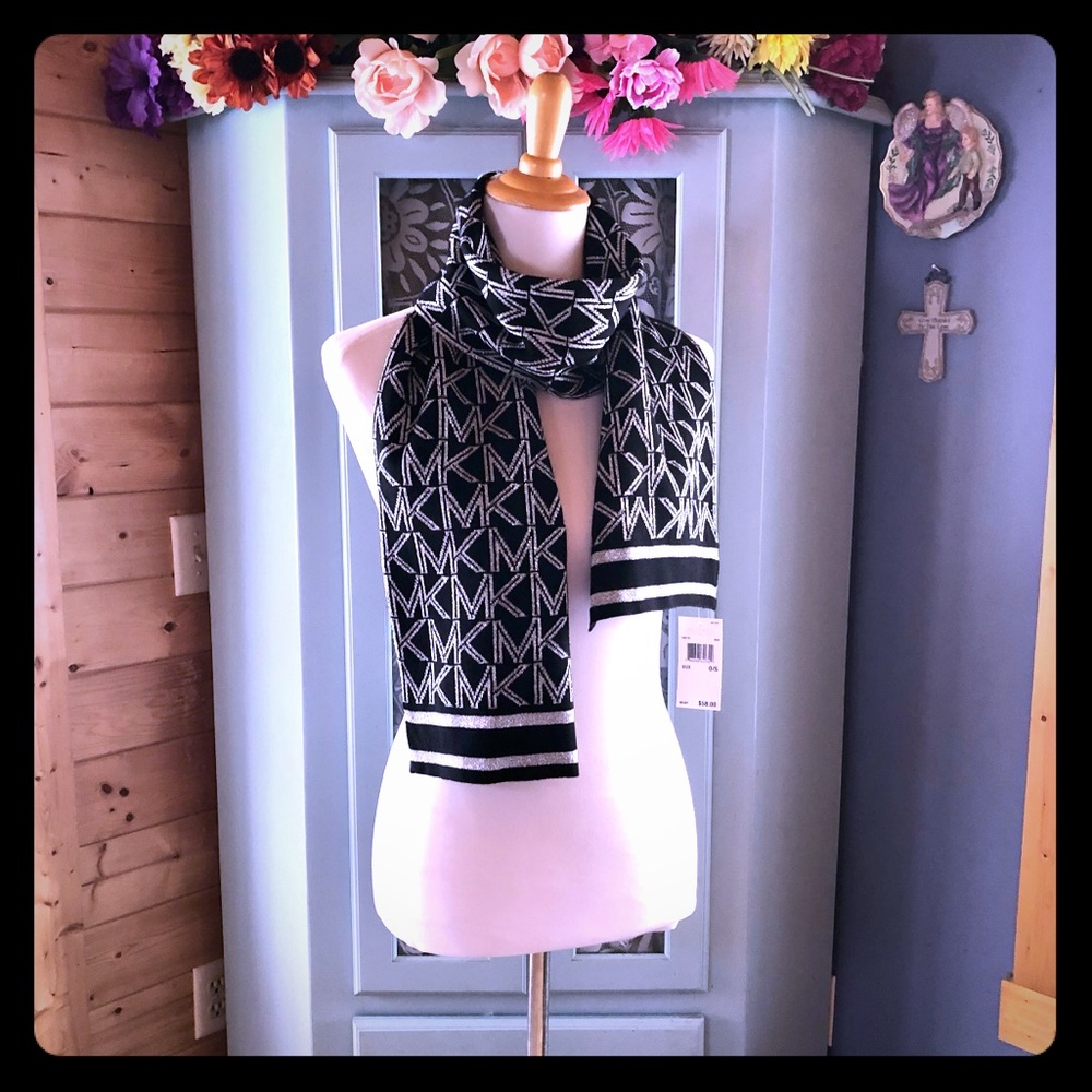 MICHAEL KORS Stylish Winter Scarf. Brand NEW w/Tag